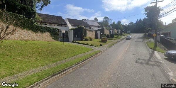 Grande Prédio Comercial com Terreno Amplo em Curitiba