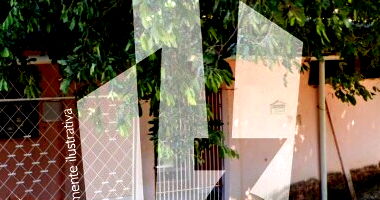 Terreno com 2 casas antigas, 3 quartos, 2 banheiros, garagem