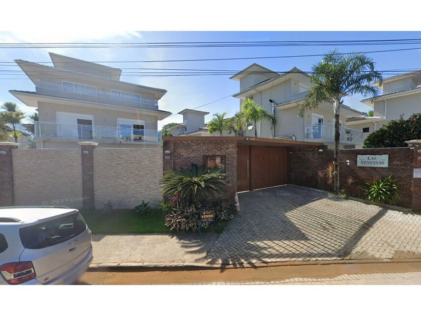 Casa com Garagem em Condomínio na Praia da Baleia