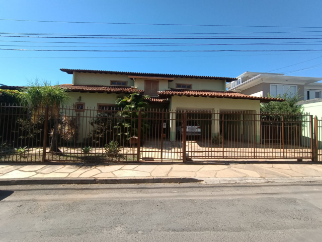 Casa de alto padrão 4 suítes com piscina e área de lazer ampla