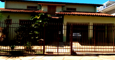 Casa de alto padrão 4 suítes com piscina e área de lazer ampla