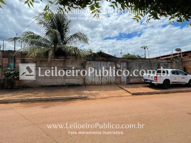 Casa com 3 quartos, 4 banheiros, 2 vagas e 275,3m² construída