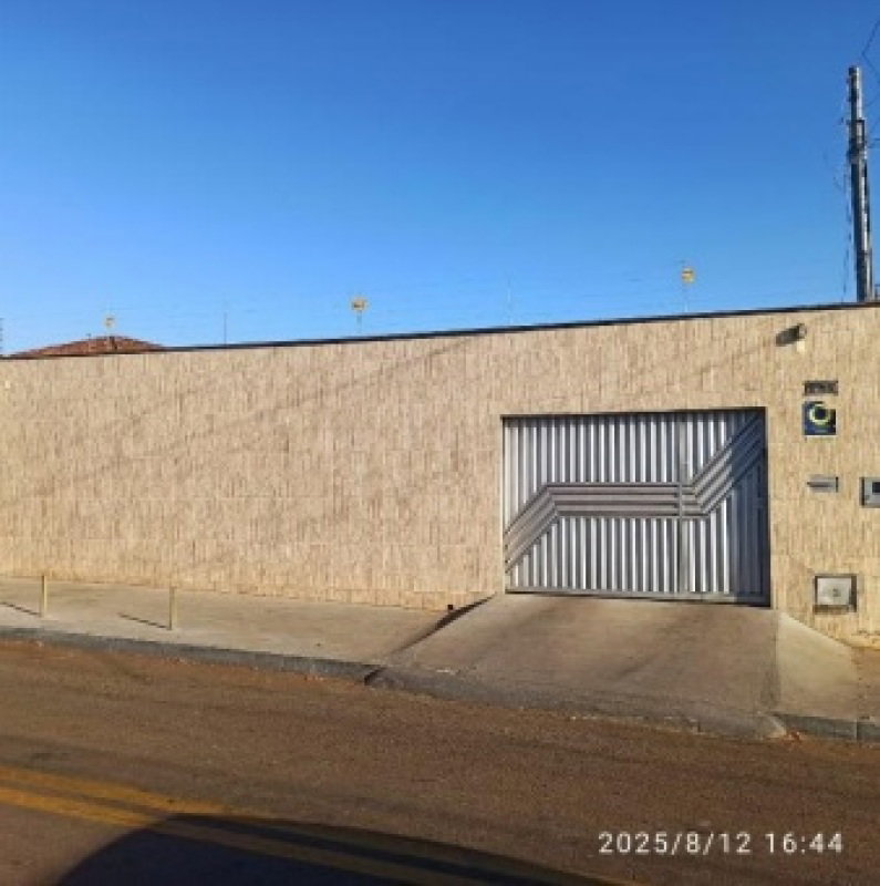 Terreno com Casa de 3 Quartos em Goiânia