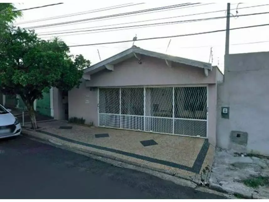 Casa em Leilão com 300m² de Terreno e 240m² Construídos