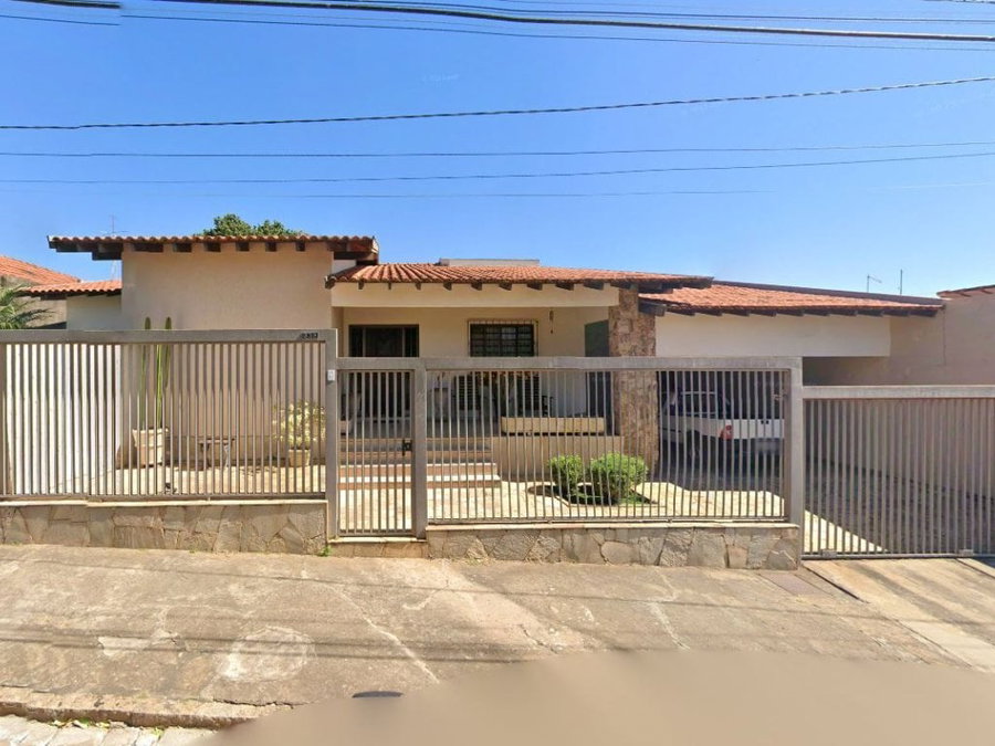 Casa com 249 m² em Garça, SP