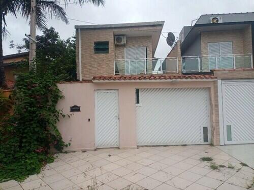 Casa padrão com 3 quartos e 4 banheiros em Peruíbe, SP