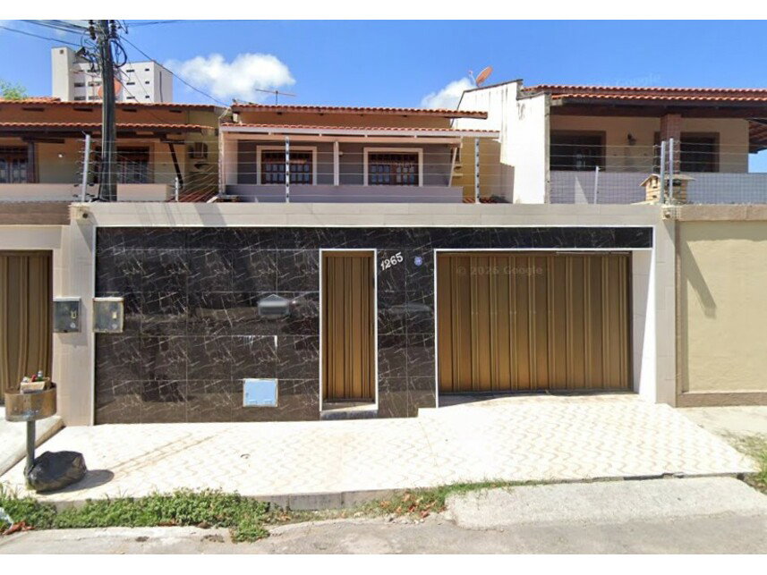 Casa ocupada com 199,42 m² de área construída