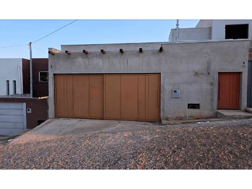 Casa Desocupada em Loteamento Residencial com 360m²