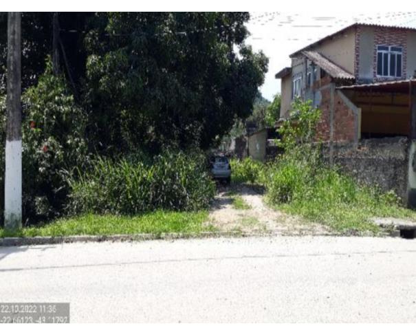 Casa residencial com 1 quarto e 1 banheiro, terreno amplo, ocupada