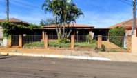 Casa desocupada com 2 quartos, 3 banheiros e 1 vaga de garagem