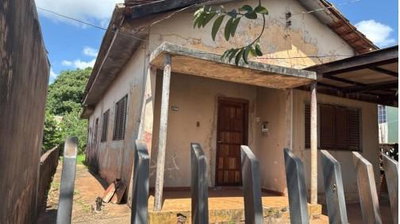 Terreno com Casa Antiga em Péssimo Estado