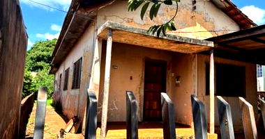 Terreno com Casa Antiga em Péssimo Estado
