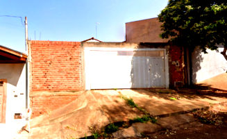 Edificação com 44,92m² em terreno de 200m², desocupada