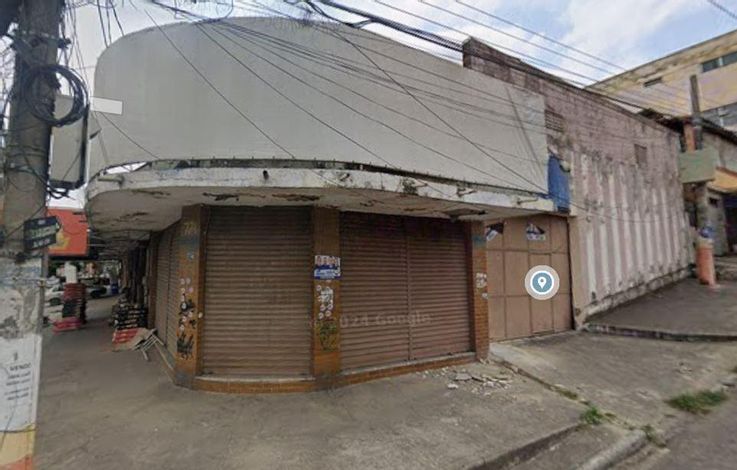 Prédio comercial com 5 lojas e galpão, 539,22m²