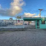 Casa aconchegante com terreno amplo e vaga de garagem