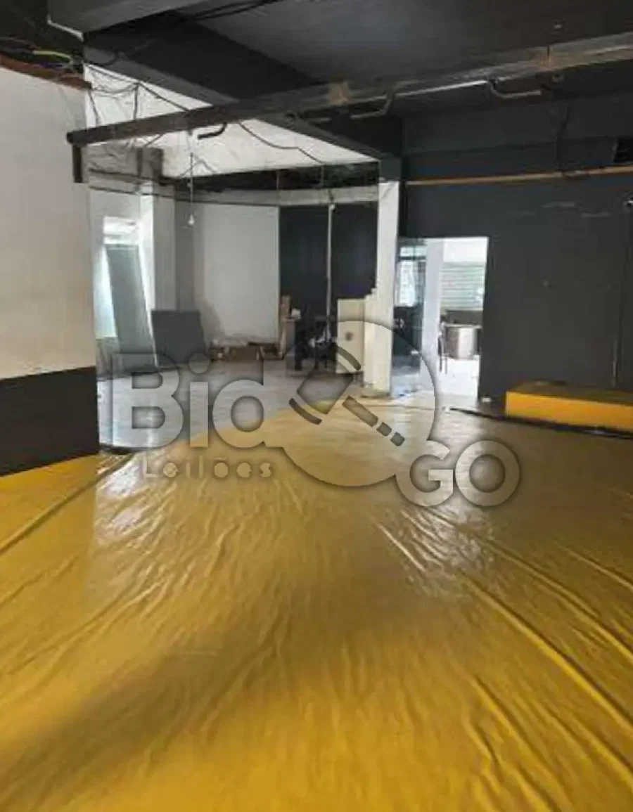 Casa comercial em Porto Alegre com 2 terrenos e 6 fotos