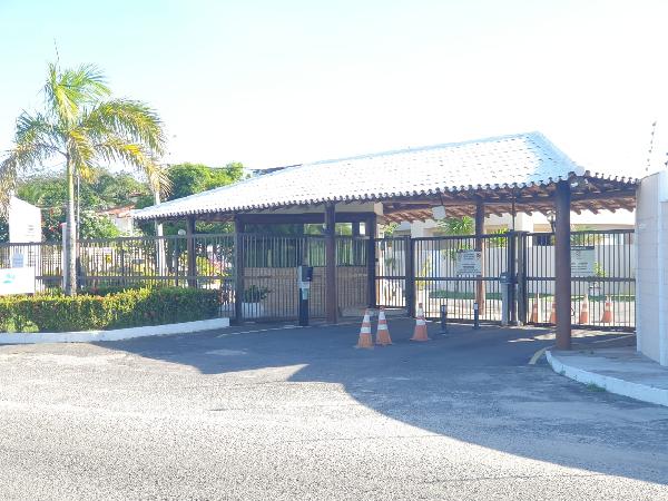 Casa com 2 quartos, varanda, área construída 68,25m², terreno 300m²