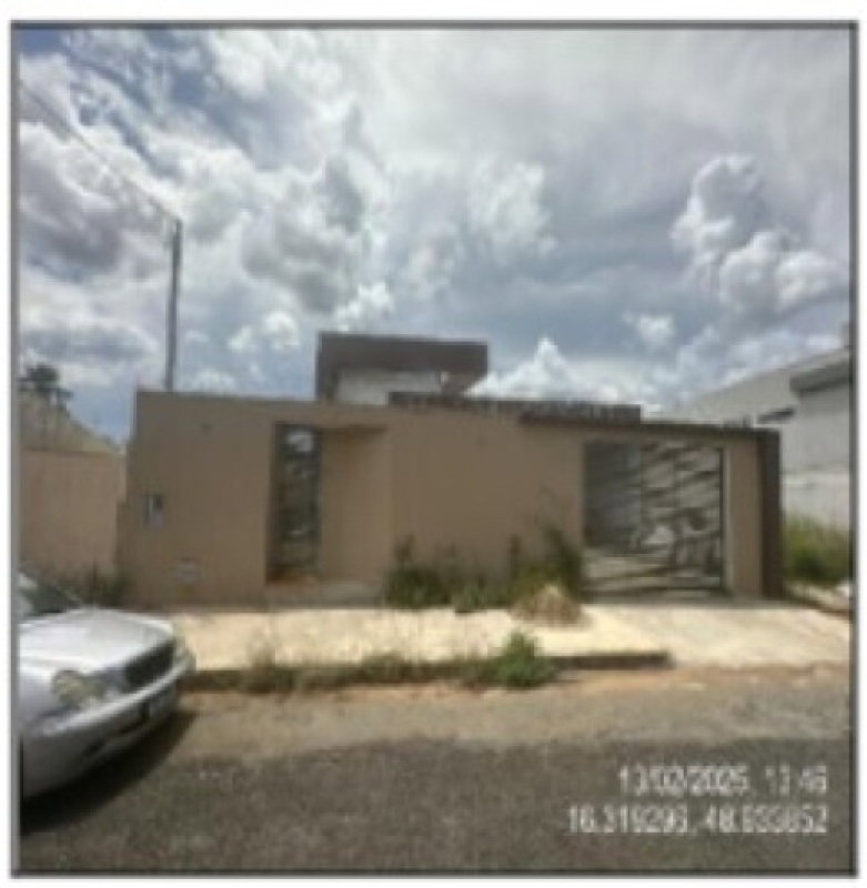 Casa com 420m² de área privativa, desocupada