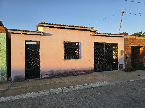 Casa com 2 quartos, 1 banheiro e 1 vaga