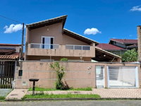Casa com 5 quartos, 6 banheiros e 1 vaga de garagem