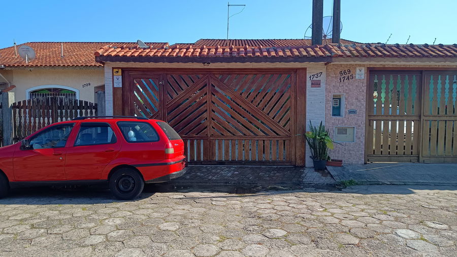 Casa 88m² com 2 banheiros e 2 quartos, área construída 88,84m², ocupada