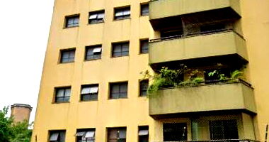 Apartamento com 5 vagas de garagem em leilão