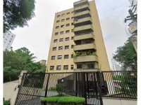 Apartamento com 5 vagas de garagem em leilão