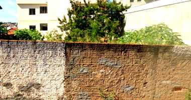 Terreno 309,5m² com muro frontal, sem benfeitorias