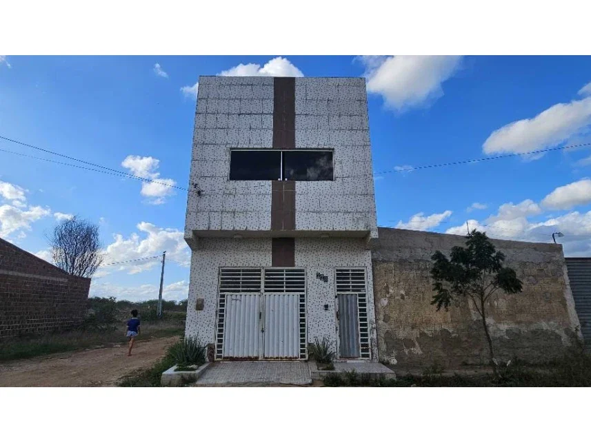 Casa ocupada com 176 m² construída