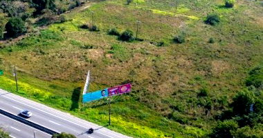 Terreno com 30.000m² e 4 edificações, área construída 752m²