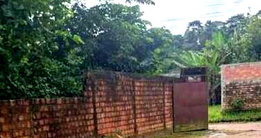 Casa com 3 quartos, sala e cozinha, terreno amplo, estado regular