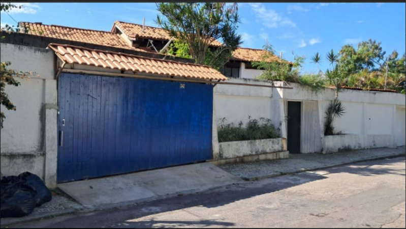 Casa com 27m de frente, 3 quartos, 2 banheiros, 618m², desocupada
