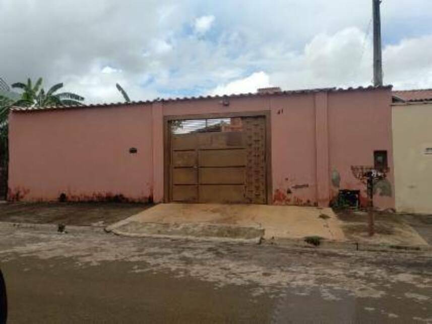Casa padrão ocupada com 3 quartos, 2 banheiros e 275m² terreno