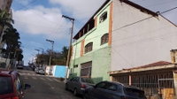 Casa padrão com 2 quartos, 2 banheiros, 2 salas, varanda e 1 vaga