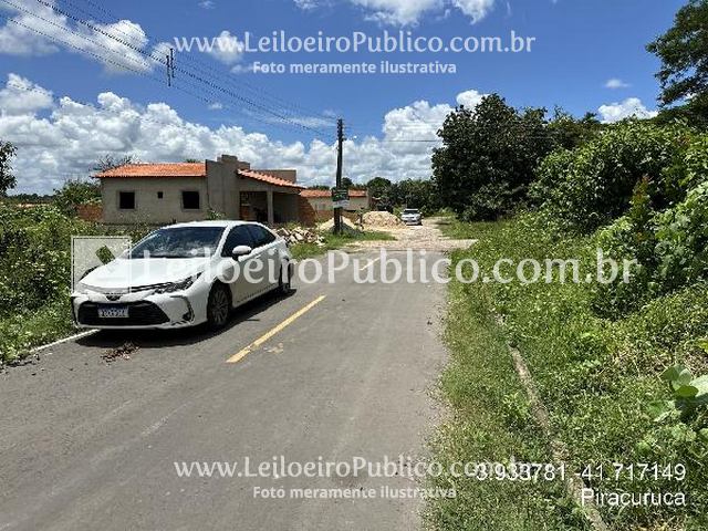 Casa com 2 quartos, banheiro, área de serviço e 70m² construída