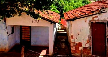 Terreno com Construções Rústicas em Santa Maria
