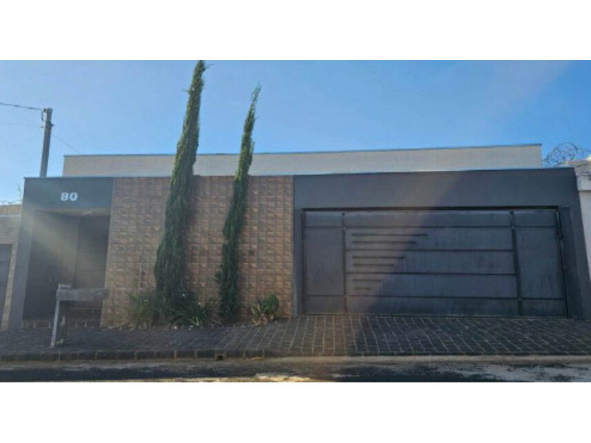 Casa com 3 quartos, 2 banheiros e 195m² de área construída
