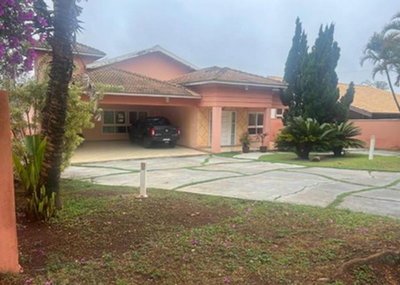 Casa com 6 quartos e piscina em condomínio