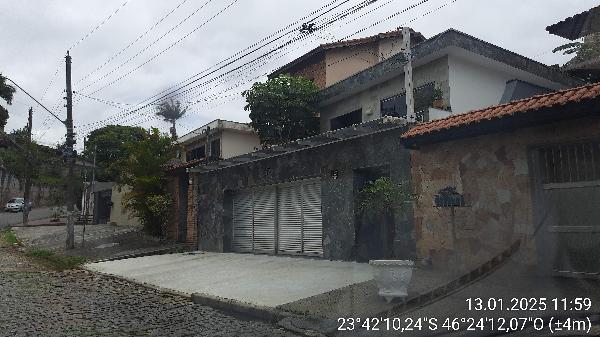 Casa com 4 Quartos e 4 Vagas em Ribeirão Pires