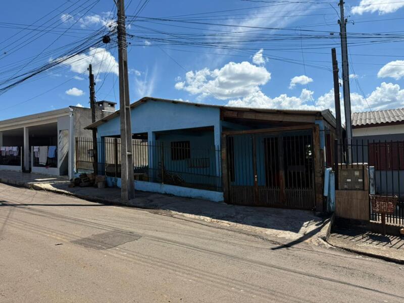 Casa com 260m² em condomínio, 3 quartos, 2 banheiros, ocupada