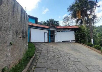 Casa Ocupada com 3 Quartos e 4 Vagas de Garagem
