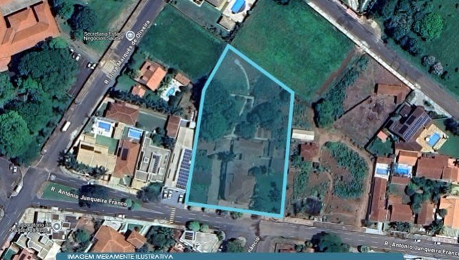 Casa ampla em terreno de 4.723 m² com localização central