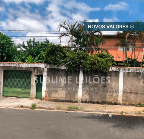 Terreno amplo com 4 suítes e 139m² de construção