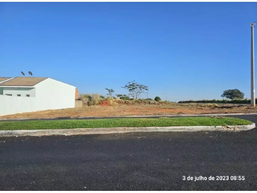 Terreno desocupado com 150m² em área central, ideal para investimento