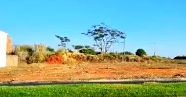 Terreno desocupado com 150m² em área central, ideal para investimento