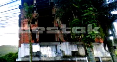 Prédio Comercial em Construção com 2 Apartamentos Ocupados e Atividades Comerciais