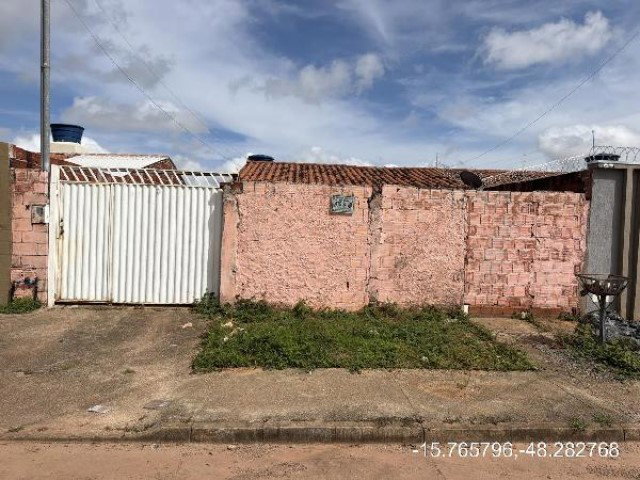 Casa com 2 quartos, varanda e área de serviço em Águas Lindas de Goiás