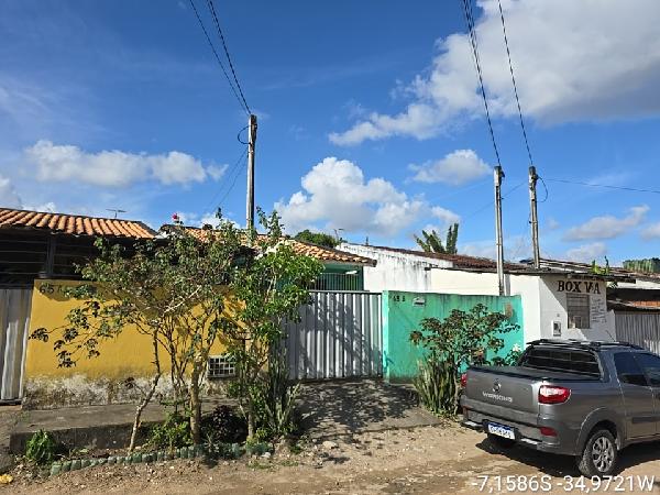 Casa com 3 quartos, 2 banheiros, 77m² construída, desocupada