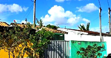 Casa com 3 quartos, 2 banheiros, 77m² construída, desocupada