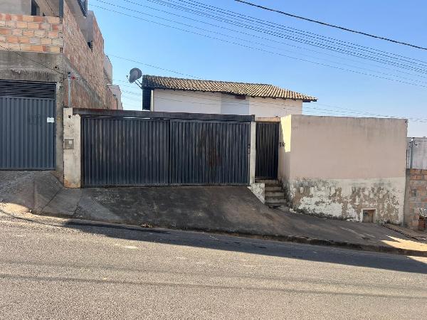 Casa com 3 quartos, 2 banheiros, 76.4m² construída, desocupada